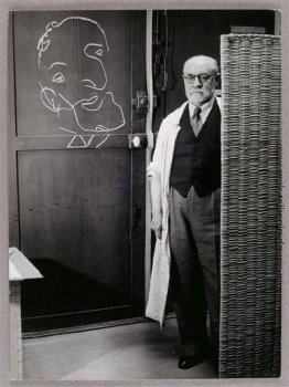 Henri Matisse stehen vor einem Bildschirm und Zeichnen mit Kreid