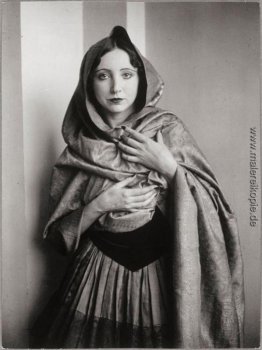 Anaïs Nin drapée dans un châle