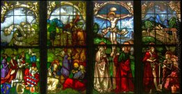 Diese Glasfenster in der Blumeneck Familienkapelle