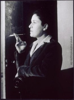 Dora Maar avec UNO fume-cigarette, dans son salon, rue de Savoie