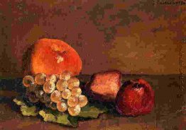 Pfirsiche, Äpfel und Trauben auf einem Weinblatt