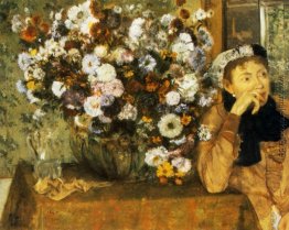 Eine Frau neben einer Vase mit Blumen Sitz