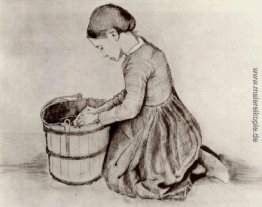 Mädchen kniend vor einem Eimer