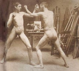 Zwei nackte Jungen Boxen in atelier
