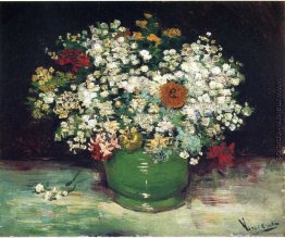 Vase mit Zinnias und anderen Blumen
